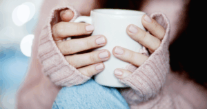 身体をあたためる女性